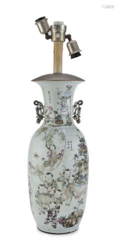 A CHINESE POLYCHROME PORCELAIN VASE. EARLY 20TH CENTURY.