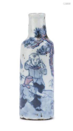 A SMALL CHINESE PORCELAIN VASE. 20TH CENTURY.