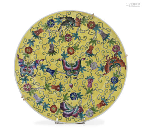 A CHINESE POLYCHROME PORCELAIN DISH. 20TH CENTURY.