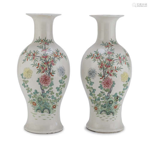 A PAIR OF CHINESE DECORATED PORCELAIN VASES.