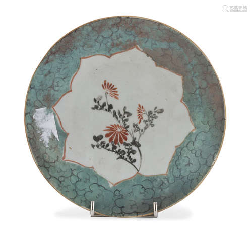 A CHINESE PORCELAIN DISH. 19TH CENTURY.