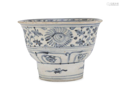 A VIETNAMESE WHITE AND BLUE CERAMIC BOWL. 15TH-16TH CENTURY.