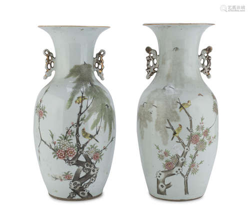 A PAIR OF CHINESE DECORATED PORCELAIN VASES. EARLY 20TH CENTURY.