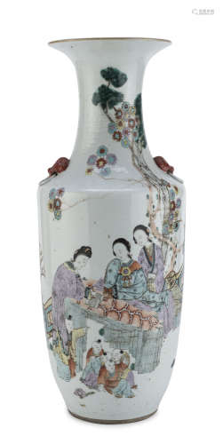 A CHINESE POLYCHROME PORCELAIN VASE. FIRST HALF 20TH CENTURY.