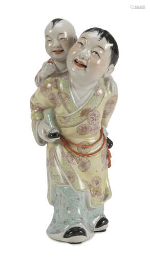 A CHINESE POLYCHROME PORCELAIN GROUP. 20TH CENTURY