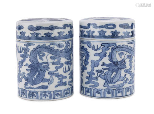 A PAIR OF CHINESE WHITE AND BLUE PORCELAINE CONTAINERS. 20TH CENTURY.