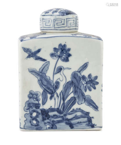 A CHINESE WHITE AND BLUE PORCELAIN TEA CADDY. 20TH CENTURY.