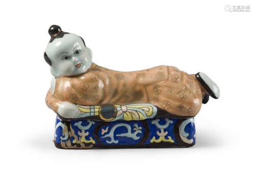 A CHINESE KARAKO SHAPED PORCELAIN BOX. 20TH CENTURY