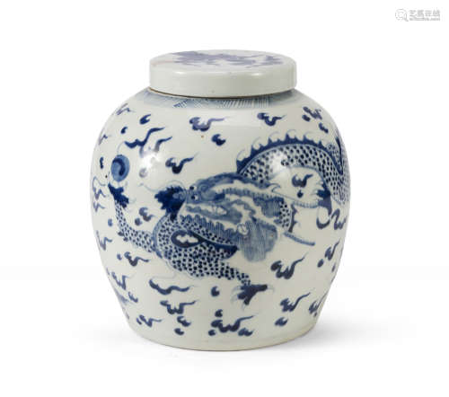 A CHINESE WHITE AND BLUE PORCELAINE POTICHE. EARLY 20TH CENTURY.