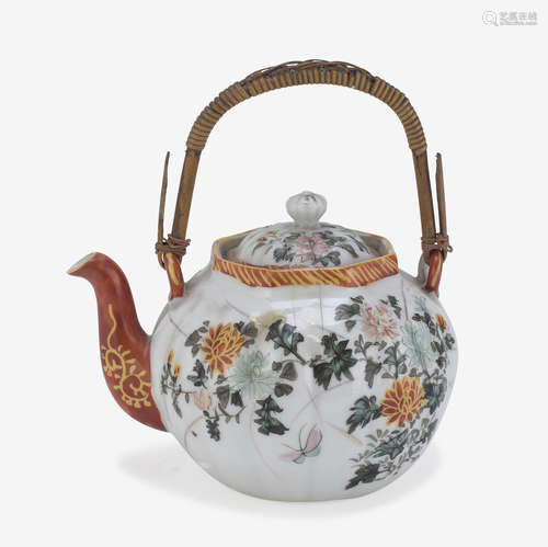 A JAPANESE POLYCHROME PORCELAIN TEA-POT. 20TH CENTURY.