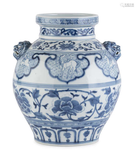 A CHINESE WHITE AND BLUE PORCELAIN VASE. 20TH CENTURY.