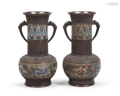 A PAIR OF CHINESE CLOISONNÈ BRONZE VASES. EARLY 20TH CENTURY.