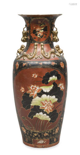 A LARGE CHINESE POLYCHROME PORCELAIN VASE. 20TH CENTURY.