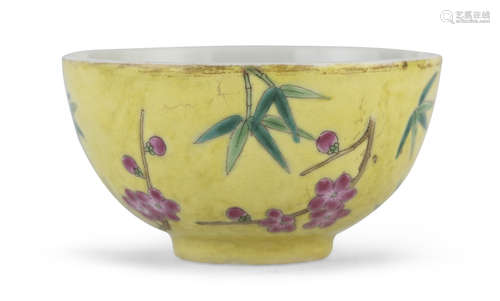 A SMALL CHINESE POLYCHROME PORCELAIN BOWL. EARLY 20TH CENTURY.