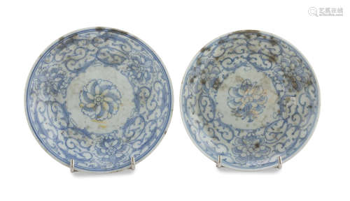 A PAIR OF CHINESE WHITE AND BLUE PORCELAIN DISHES. 19TH CENTURY.