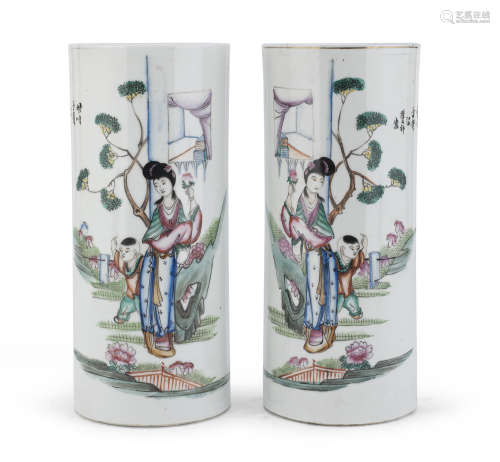 A PAIR OF CHINESE POLYCHROME PORCELAIN VASES. 20TH CENTURY.