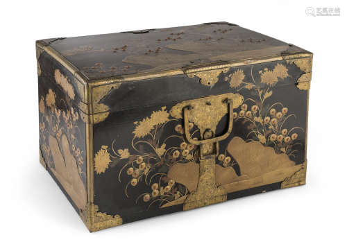 A JAPANESE BLACK AND GOLD LAQUER WOOD TRUNK. EARLY 20TH CENTURY.