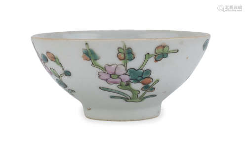 A SMALL CHINESE PORCELAIN DECORATED BOWL. 20TH CENTURY.
