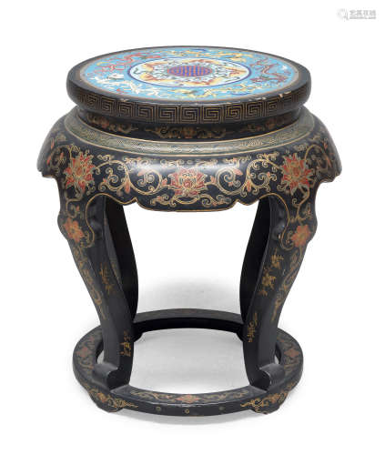A CHINESE LAQUER WOOD STAND WITH CLOISONNÈ TOP. 20TH CENTURY.