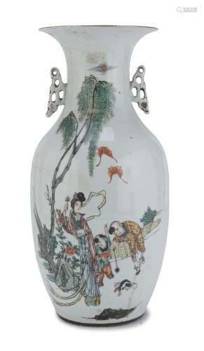 A CHINESE POLYCHROME ENAMEL PORCELAIN VASE. FIRST HALF 20TH CENTURY.