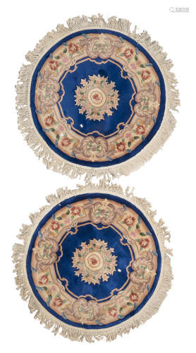 A PAIR OF ROUND CHINESE CARPETS. TIEN-TSIN MANUFACTURE MID-20TH CENTURY.