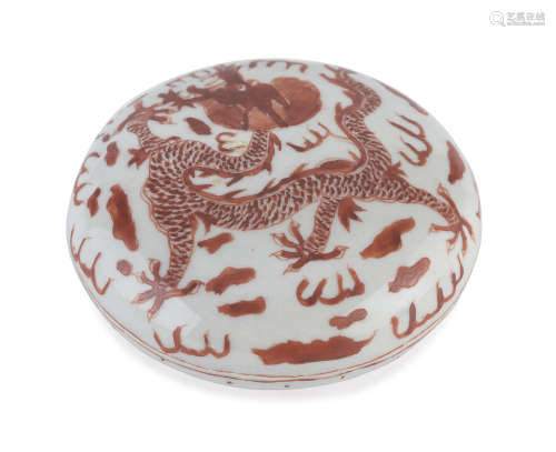 A CHINESE RED ENAMEL DECORATED PORCELAIN BOX. FIRST HALF 20TH CENTURY.