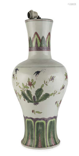 A LARGE CHINESE VIOLET GREEN AND WHITE ENAMEL PORCELAIN VASE. SECOND HALF 20TH CENTURY.