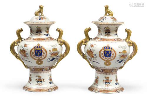 A PAIR OF CHINESE WHITE POLYCHROME AND GOLD ENAMELED PORCELAIN VASES. HALF 20TH CENTURY.
