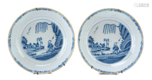 A PAIR OF CHINESE WHITE AND BLUE PORCELAIN DISHES. 20TH CENTURY. DEFECTS AND RESTORATIONS.