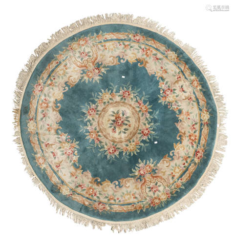 A ROUND CHINESE CARPET. TIEN-TSIN MANUFACTURE 20TH CENTURY.