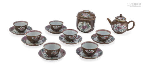 A CHINESE POLYCHROME PORCELAIN TEA SET COMPOUND BY SIXTEEN PIECES. 19TH CENTURY.