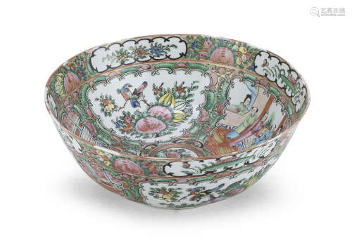 A LARGE CHINESE POLYCHROME PORCELAIN BOWL. 20TH CENTURY.