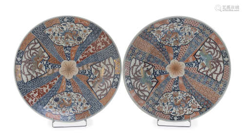 A PAIR OF LARGE JAPANESE POLYCHROME ENAMELED DISHES. FIRST HALF 20TH CENTURY.