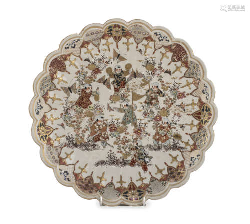 A JAPANESE GOLD AND POLYCHROME DECORATED DISH. END 19TH EARLY 20TH CENTURY.