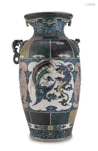 REMAINS OF A TALL JAPANESE PAINTED PORCELAIN KUTANI VASE. 19TH CENTURY.