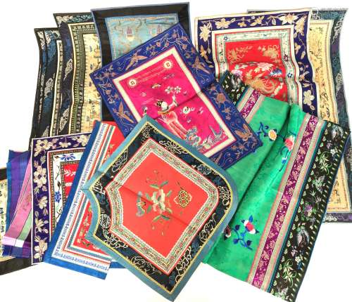 16件来自中国的20世纪初的刺绣丝绸，红色、淡紫色、米色、绿色或蓝色，绣有花卉图案、人物、蝴蝶、凤凰、家具物件或徽章 尺寸：从24×30厘米到44.5×77.5厘米。