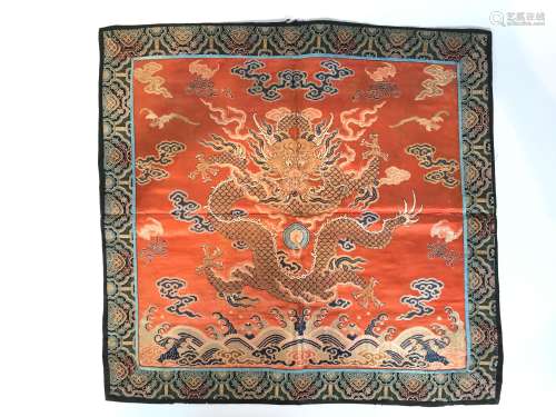 红绸挂绣 中国，20世纪初 绣有金色金属线的大龙盘绕神珠，云蝠环绕 尺寸：61 x 58 cm