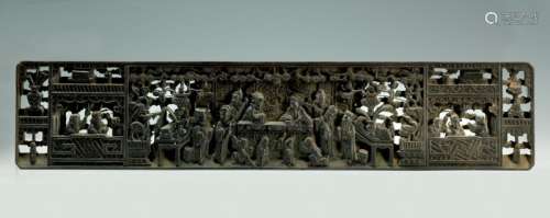 大型雕花木板 中国，二十世纪初 宫廷和家具物件中的人物动画场景装饰 高。宽度：88.8厘米