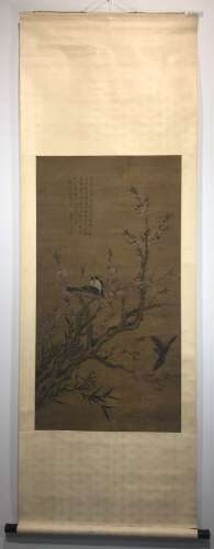 绢本彩墨卷轴画，20世纪初，上半部有喜鹊飞翔图、诗句、签名和印章；磨损和污渍 尺寸：125.5 x 66.5 cm