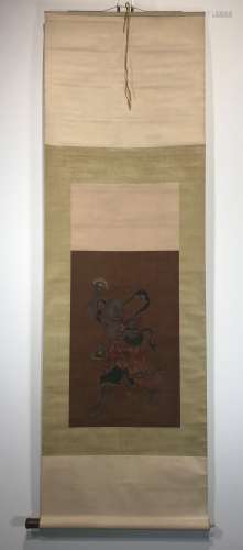 绢本彩色水墨卷轴画，20世纪初，画中的罗汉身穿僧袍，手执铙钹，头戴围巾，缺一角 尺寸：64 x 40 cm
