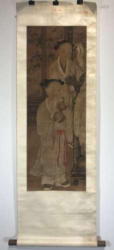绢本彩墨滚筒画 中国，19世纪末20世纪初 屏风前有两个孩子的装饰，一个拿着葫芦，另一个拿着苍蝇拍；画已被剪断，有污迹。尺寸：95.5 x 35厘米