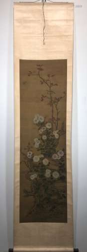 绢本彩色水墨卷轴画，中国，20世纪初 菊花、栖鸟、蝴蝶纹饰，右侧有两枚印章 尺寸：162.5 x 47.5 cm