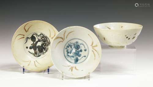 三只蓝白瓷碗。中国17世纪初。直径：19.8厘米。高度：19.8厘米。颜色：8.5厘米 磨损，有海蚀痕迹。出处：Bin Thuan号货物。