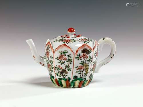 小盖瓷茶壶，中国青花家族，康熙时期(1662-1722)，壶腹饰花瓣珐琅彩花枝 长：17厘米；高。身高：11厘米