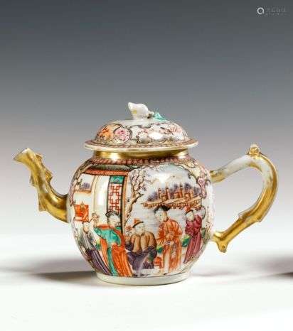 瓷球茶壶的玫瑰科。中国，印度公司，18世纪，雍正时期（1722-1740）。丰富的曼陀罗纹饰：以山水和室内题材为背景的人物图案。手柄和出水口的金色亮点。盖子上有一个桃子。顶部：说明：16厘米，盖上有金色磨损和装饰。