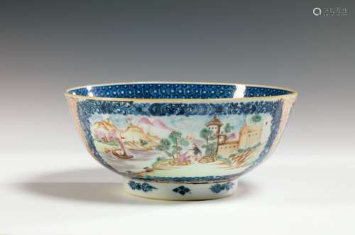 瓷胎玫瑰科圆形杯。中国，Compagnie des Indes，18世纪。在沉箱的背景上，以粉红色单色的仓库为背景，以建筑和风景为背景的船舶货物装卸场景的多色装饰。顶部：直径 : 22,5 cm 碗内的花纹略有磨损。