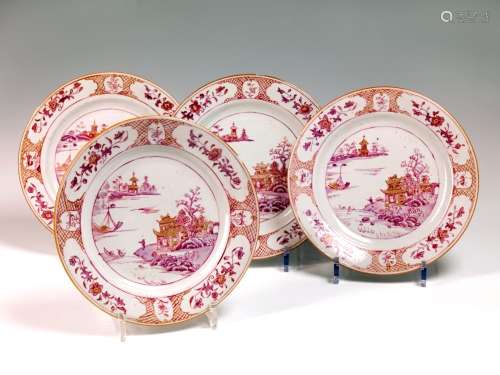 玫瑰家族的四件套圆形瓷盘。  中国，印度公司18世纪。用粉红色的卡马乌装饰，金色的亮点是宝塔的湖景。翅膀上装饰着储备的鲜花。直径：22.5厘米。芯片。