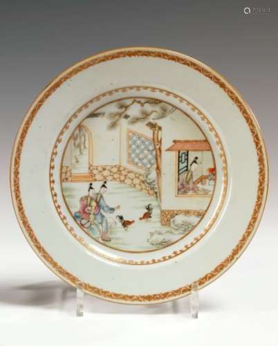 圆瓷盘。中国，Compagnie des Indes，18世纪。  饰有参加斗鸡的汉字。  轻微的裂缝。直径：23厘米