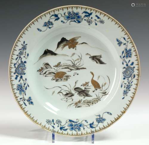 金丝楠木圆瓷盘。中国，Compagnie des Indes，18世纪。中央装饰八只野鹅，灰褐色，金色高光为三只。翅膀上饰有蓝色单色的牡丹枝，下有镀金的矛头楣。直径：32厘米