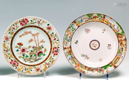 玫瑰家族的两个圆形瓷盘。中国，印度公司18世纪。  装饰在台地中央，以穿山石、牡丹花、竹枝为一，田间劳作场景和动物交替的多色储备为另一。直径：23和25厘米。轻微磨损为一。